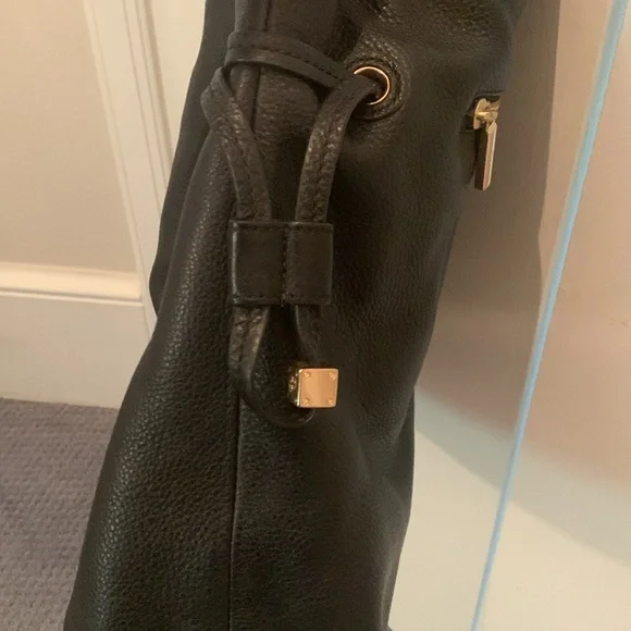 Tory Burch Black leather Slouch Bag with Gold Chain - Picture 4 of 8